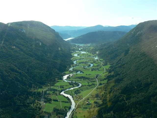 „Stryn radio, Oskar Kilo Lima Uniform Golf 4 5, airport in sight!“ arrival to Stryn